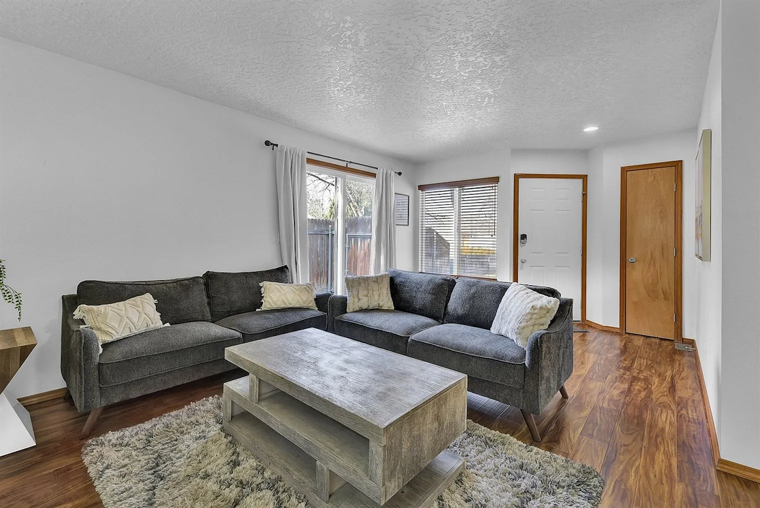 2 bed, 1.0 bath, 1001 sqft, $4,535 — Photo 1