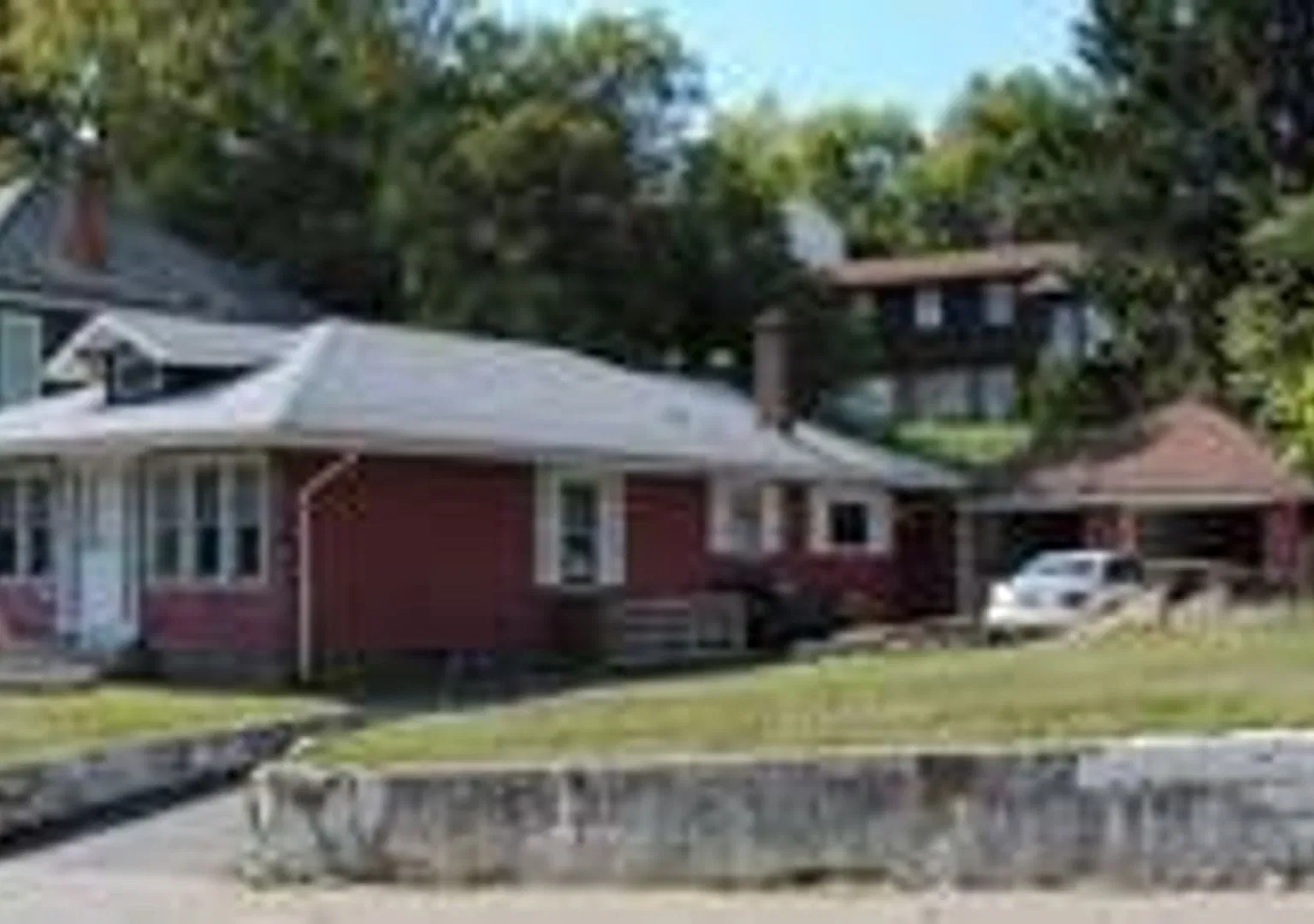 Large House - 3 Bedroom/ 2 Bathroom - Downtown Available 05/20/2025 — Photo 2