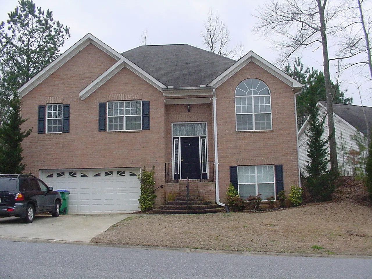 4 bedroom house, huge storage room! — Photo 1