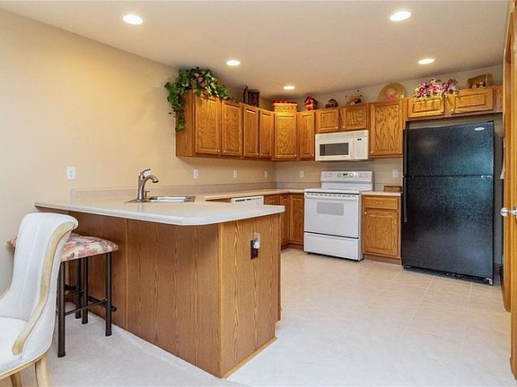 4th image of 3201 SE Turnberry Dr
