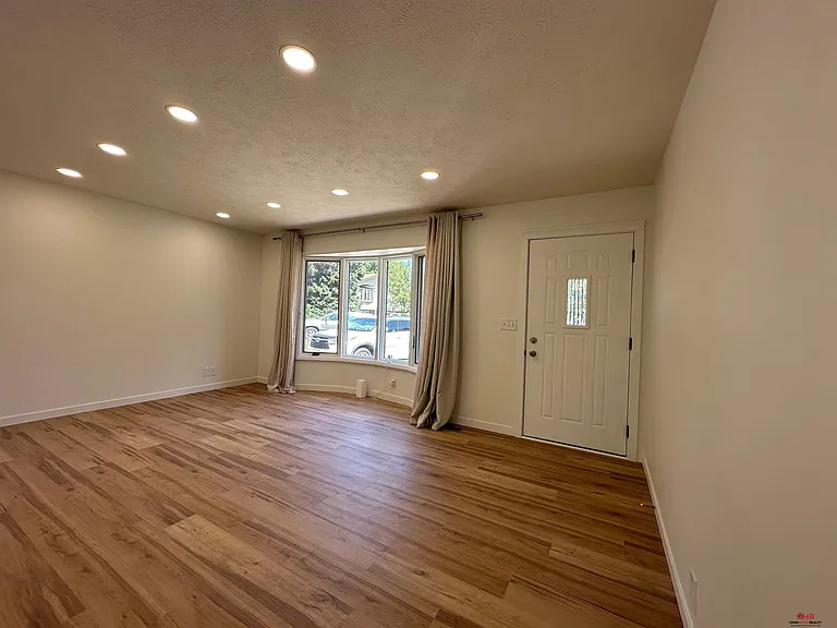 1839 W Arlington Cir — Photo 7