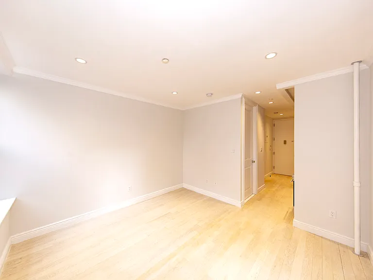 51 W 11th St #R2 — Photo 4