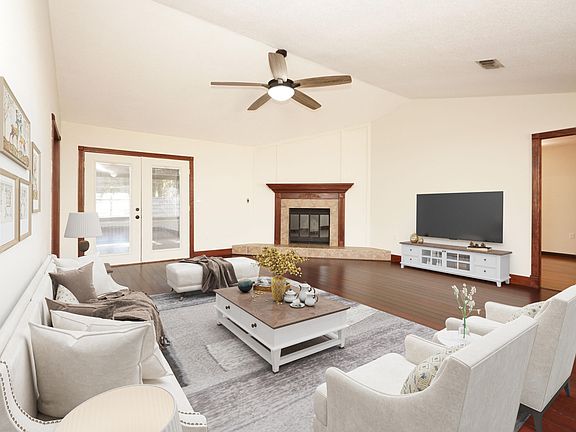 4th image of 410 Green Oak Ln