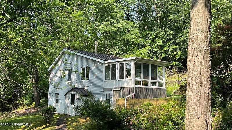 3rd image of 5 Robbins Avenue