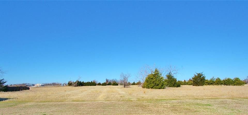 2nd image of 801 N Cemetery Rd