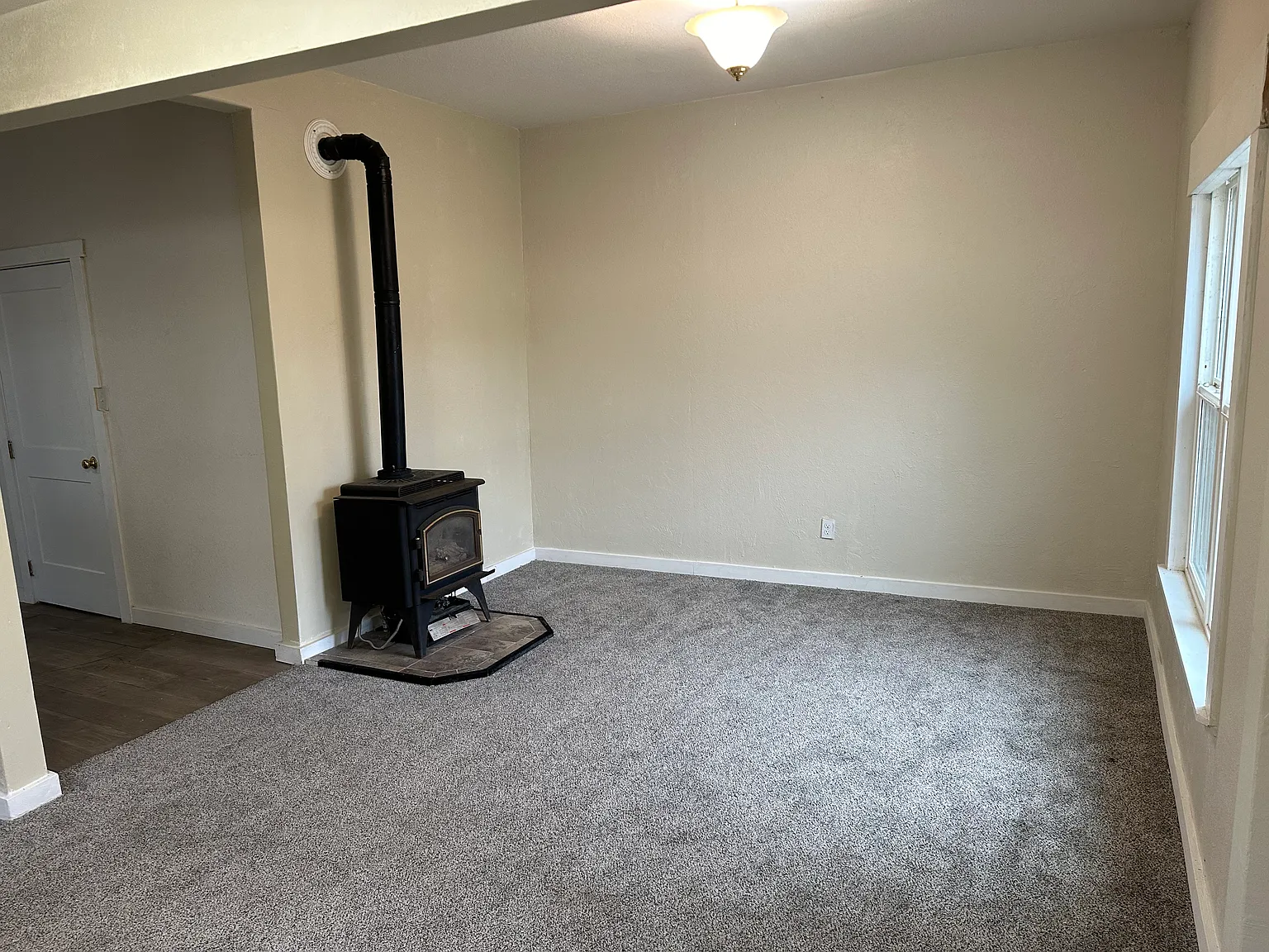 3 bed, 1032 sqft, $1,900 — Photo 3