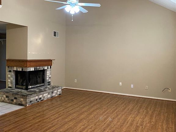 2nd image of 2918 Lake Valley Dr