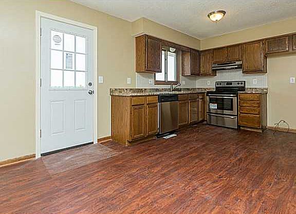 5th image of 309 W 18th Pl
