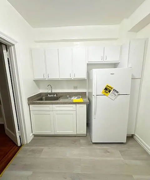 111 E 21st St #2 — Photo 3