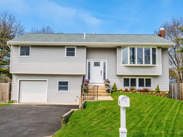 22 Roslyn Ct, East Patchogue, NY 11772
