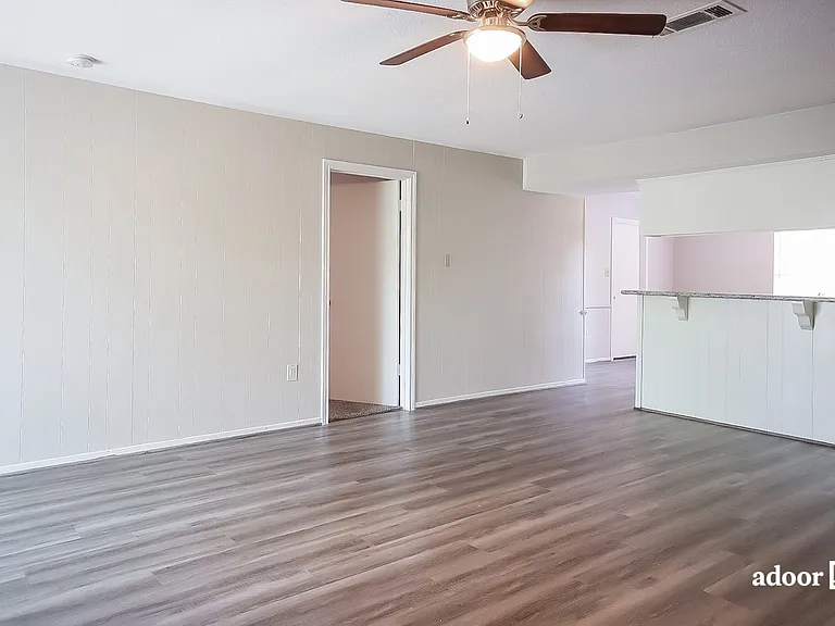 210 Castlewood Dr — Photo 6