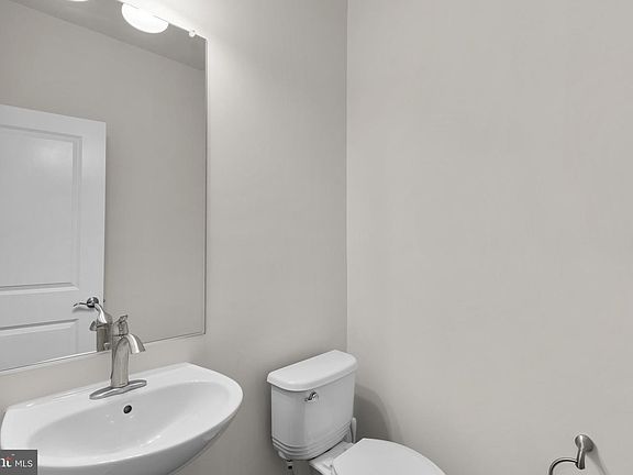 5th image of 223 Crown Park Ave