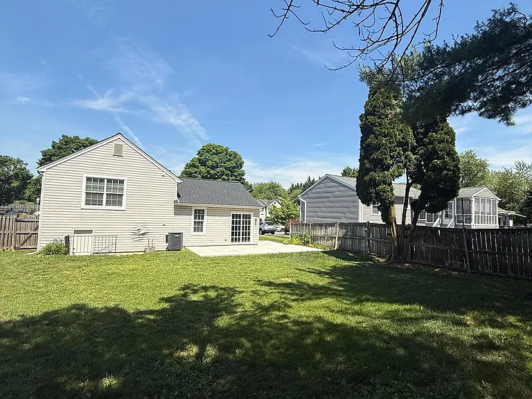 805 London Ct — Photo 34