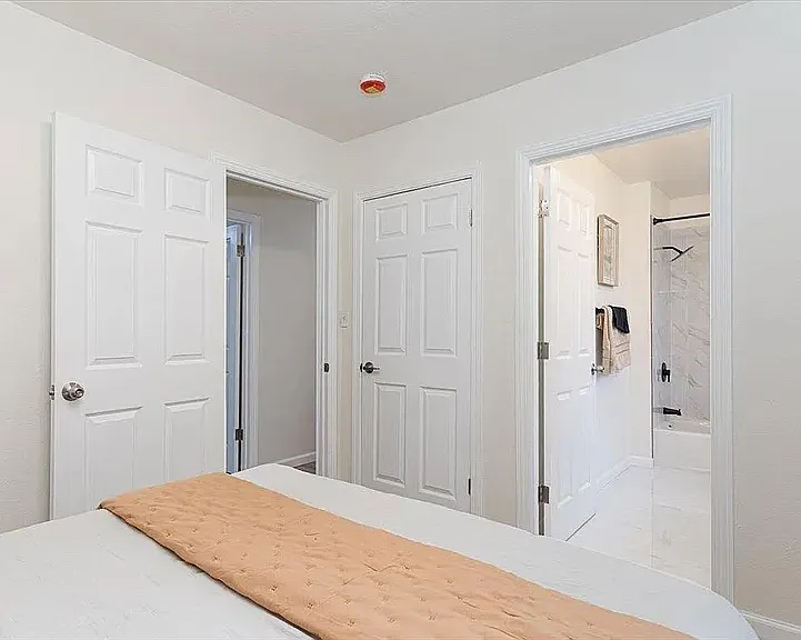 1752 Knox St — Photo 8