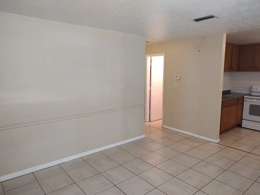 Cricket Apartments @ 119 S Lithia Pinecrest — Photo 4
