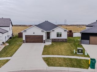 1142 Albert Ct W, West Fargo, ND 58078