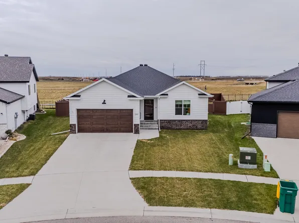 1142 Albert Ct W, West Fargo, ND 58078