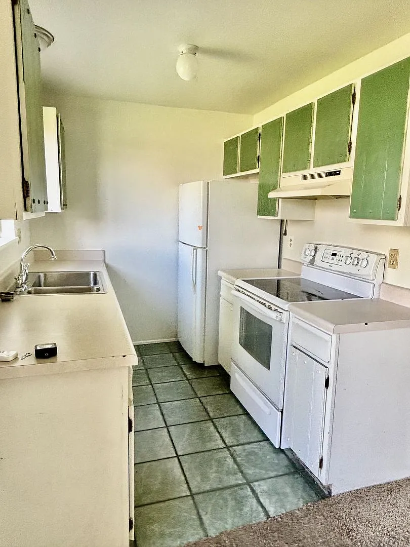 Charming Condo with Spacious Layout Move-In Mid-August — Photo 2