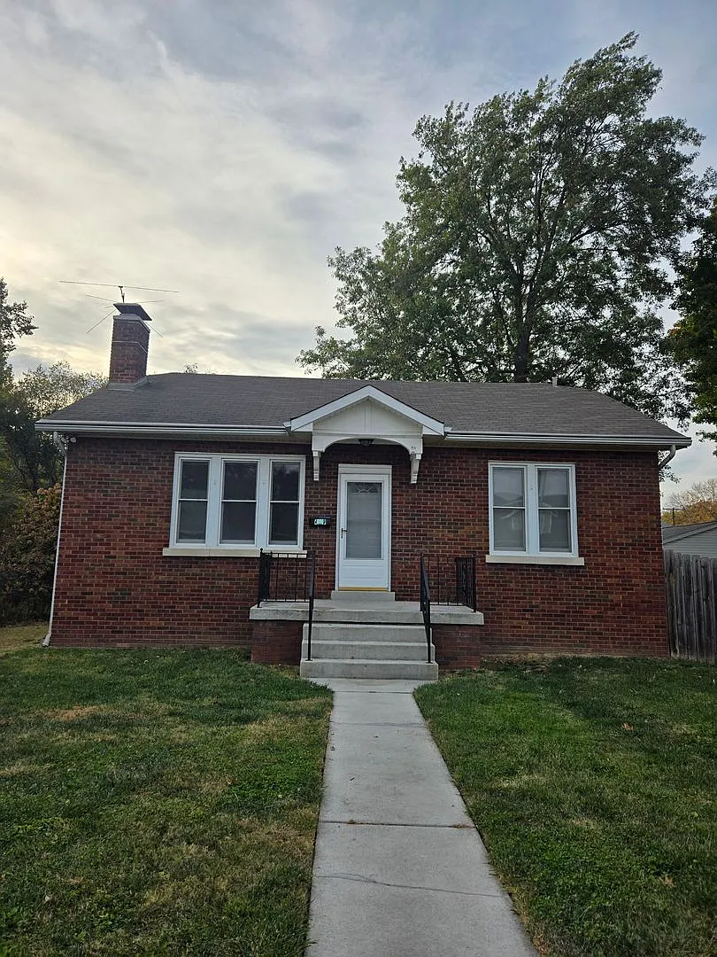 429 N Oak St photo 1