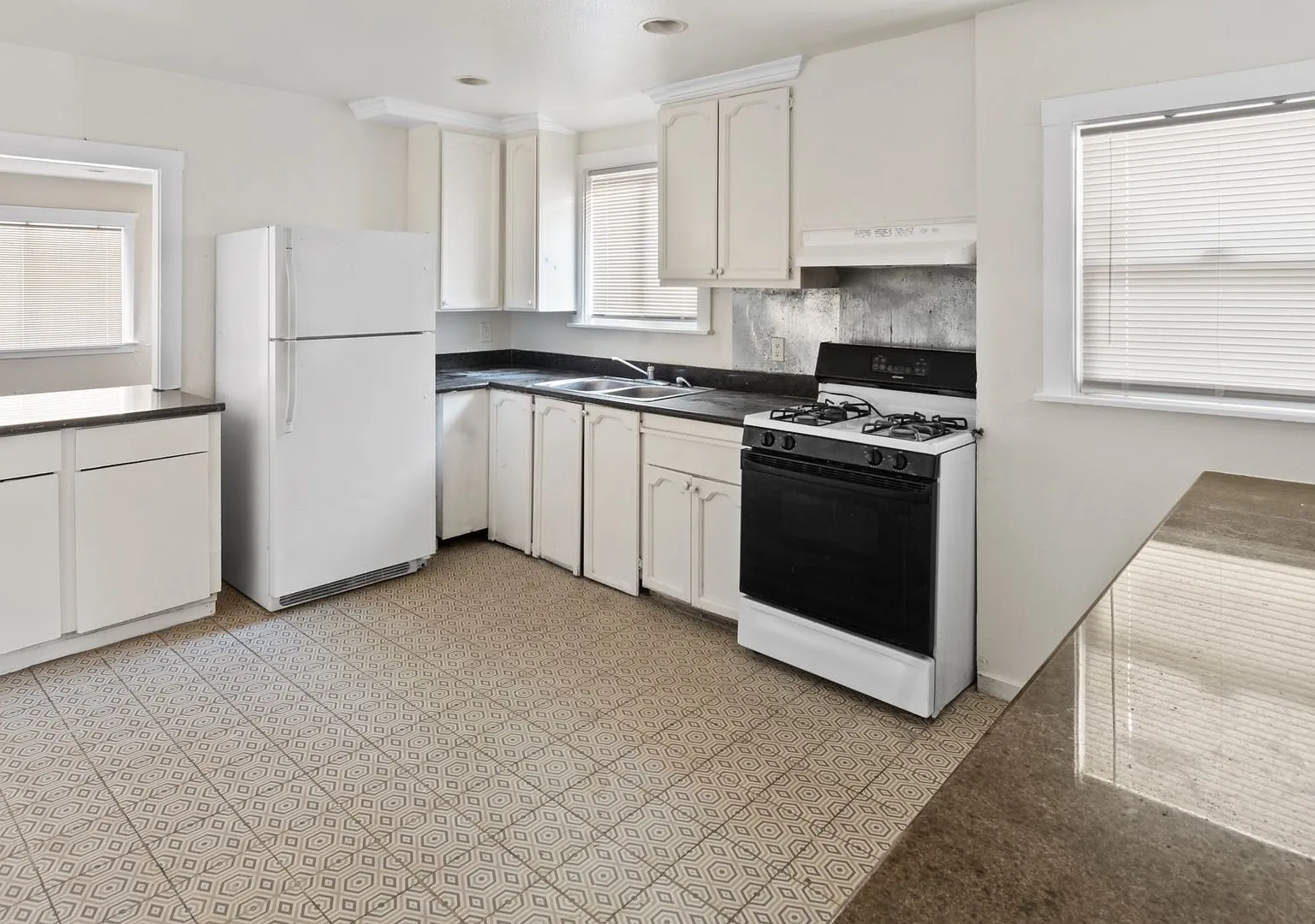 Great 4 Bedroom 2 Bath House — Photo 2