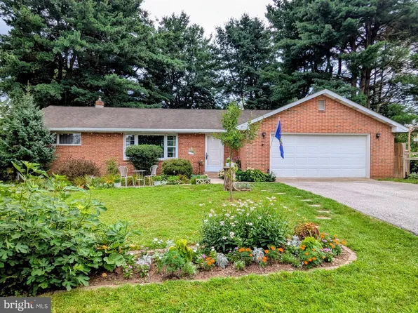 28 Crescent Dr, New Cumberland, PA 17070