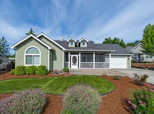 1025 Terrace Pl, Shady Cove, OR 97539