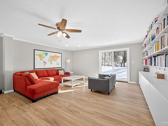 2nd image of 1028 Crestwood Dr