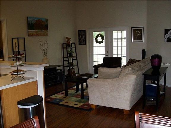 5th image of 581 Dorset Ct