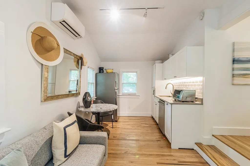 Cute One Bedroom Cottage By The Bay in Sag Harbor — Photo 4