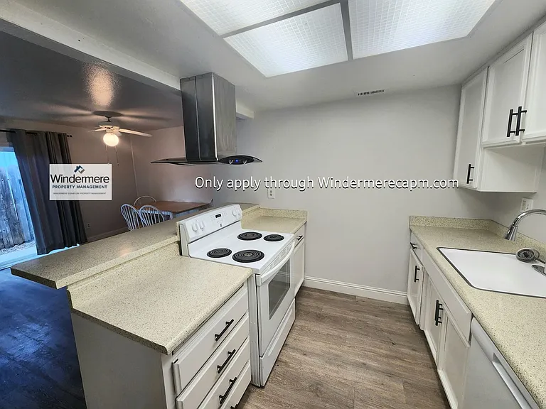 Cozy Halfplex in Carmichael- Available Now. — Photo 1