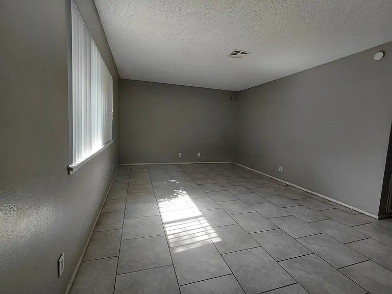 111 Greenbriar Townhouse Way — Photo 2