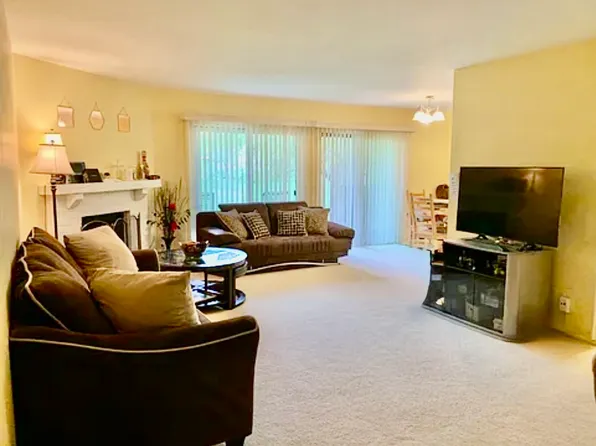 1153 Silverwood Ct APT B1, Wheeling, IL 60090