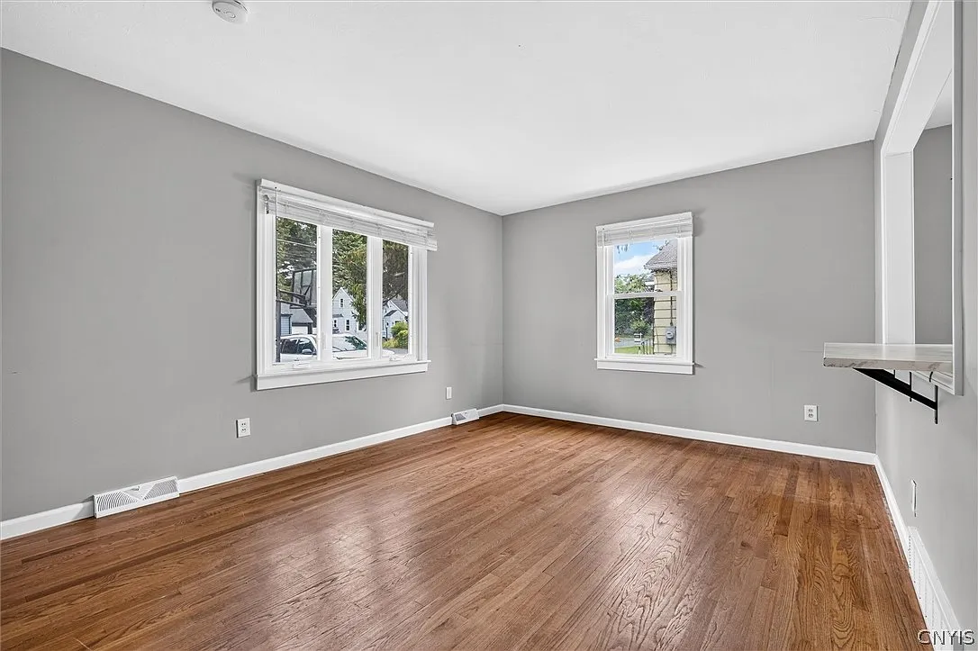 4 bed, 1.5 bath, 1260 sqft, $2,500 — Photo 4