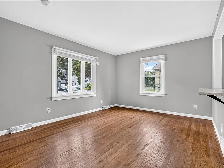 211 Windemere Rd — Photo 4