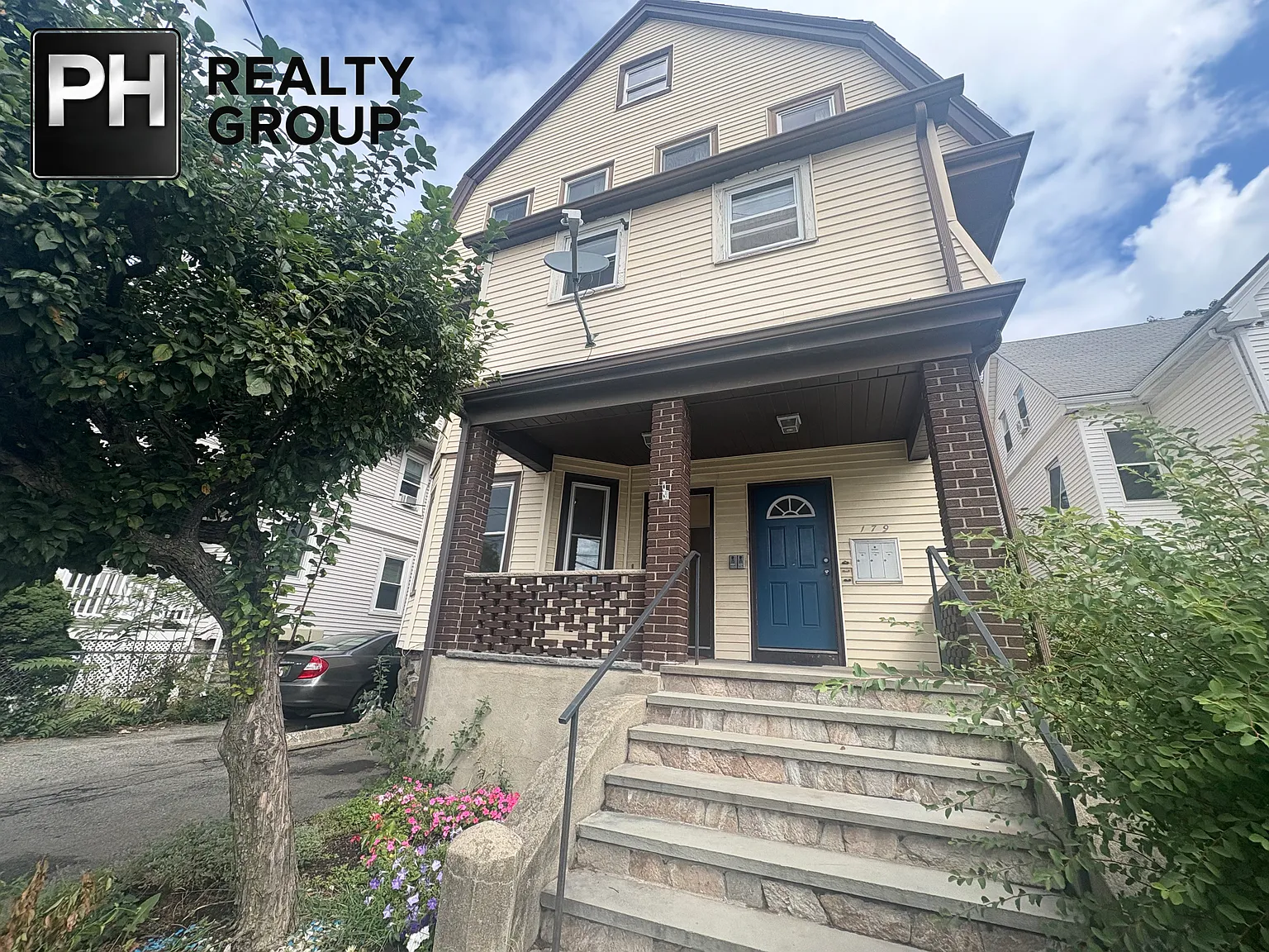 3 bed, 1300 sqft, $2,900 — Photo 2