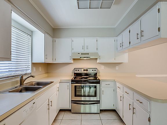 3rd image of 8111 Oak Trace Way Unit B