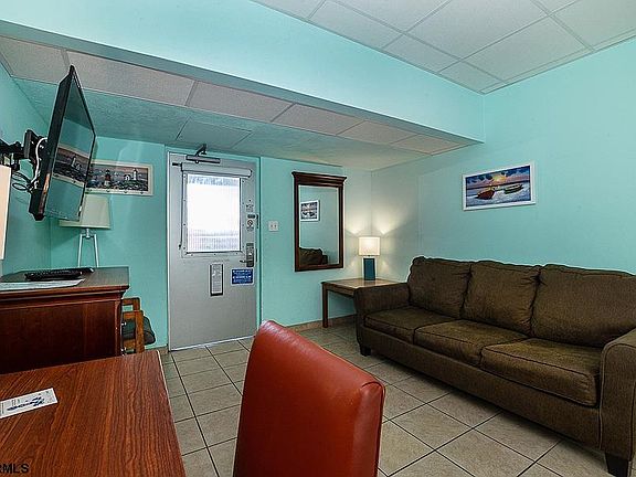 5th image of 870 E 7th St #102