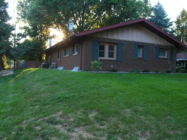1211 Circle Dr, De Witt, IA 52742