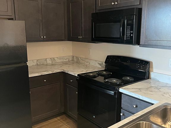 3rd image of 508 Court Yard Ln