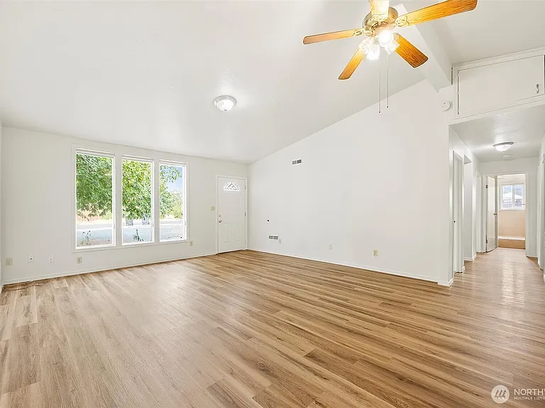 1695 Ruth St — Photo 3