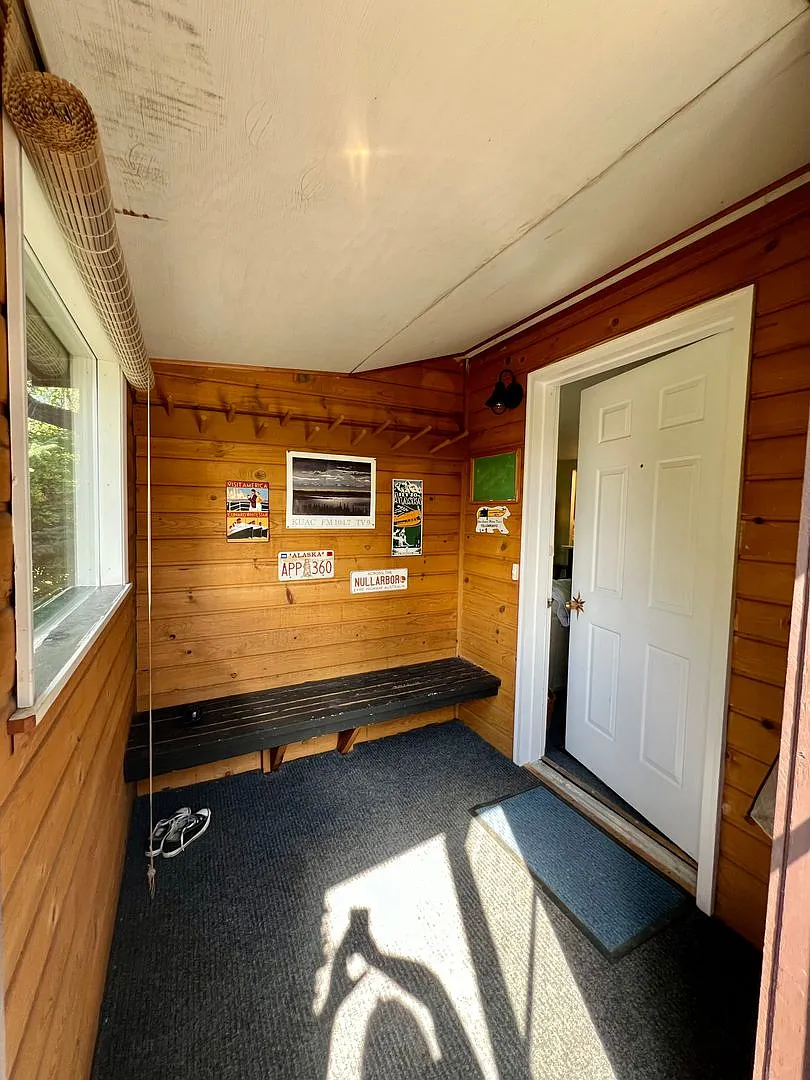 Available Nov 1st / Furnished / 1-Car Garage / 1 Dog on Approval — Photo 3