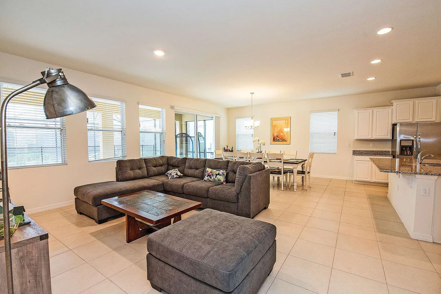 5 bed, 4.0 bath, 2820 sqft, $2,525 — Photo 1
