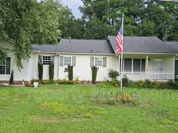 557 N Parker Church Rd, Raeford, NC 28376