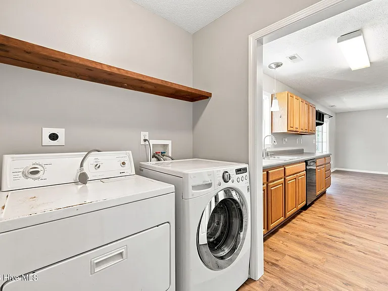308 Carrie Ct — Photo 13