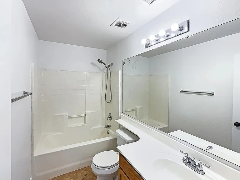 1708 E Francisco Dr — Photo 12