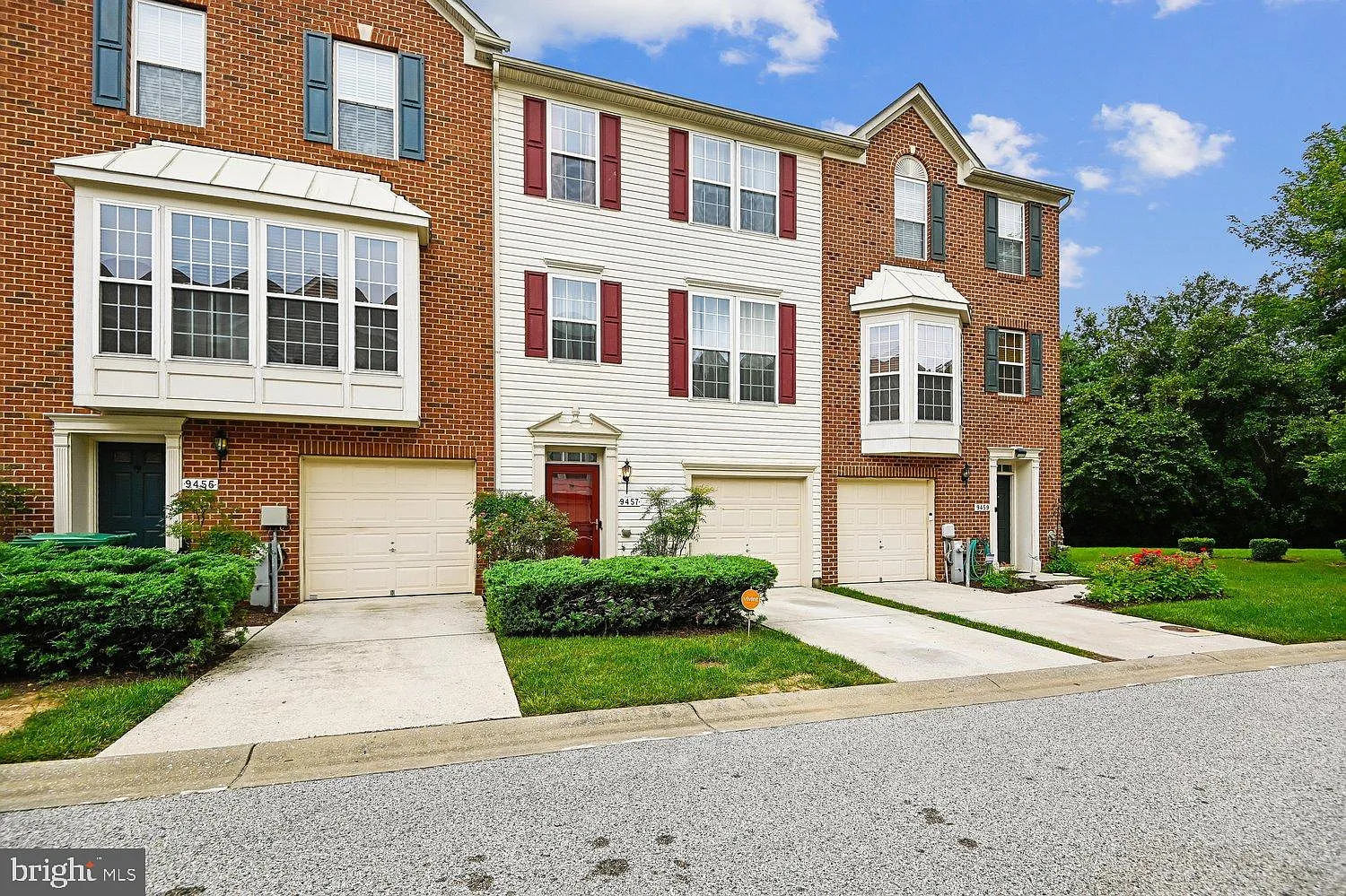3 bed, 2.5 bath, 1900 sqft, $3,000 — Photo 2