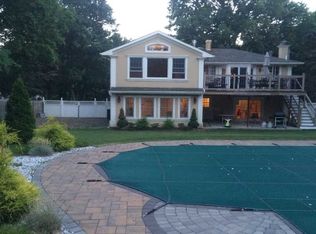 115 E Rogues Path, Huntington Station, NY