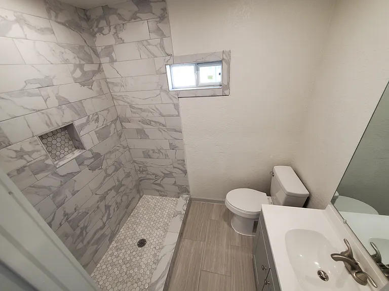 1923 W Poplar St — Photo 12