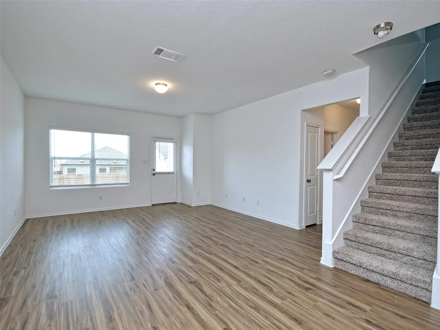 4 bed, 2.5 bath, 2600 sqft, $2,600 — Photo 3