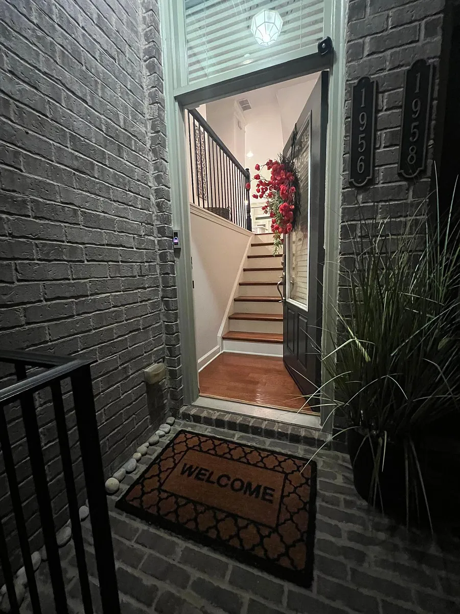 Main entrance (shared) - 1956 Cobblestone Cir